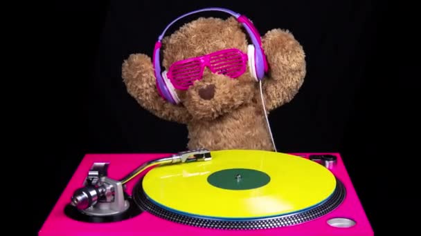 Teddy bear djing di meja putar dengan headphone — Stok Video