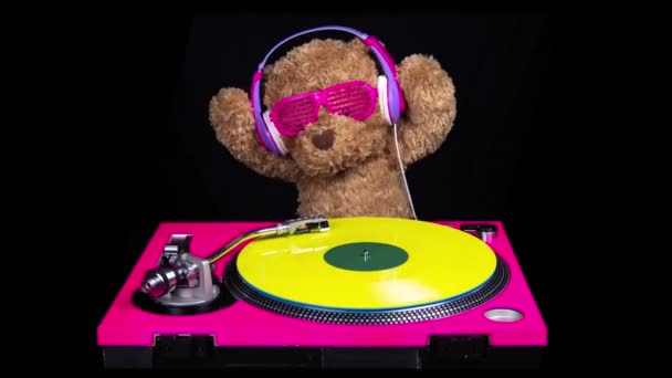 Medvídek djing na gramofonových stolech se sluchátky — Stock video