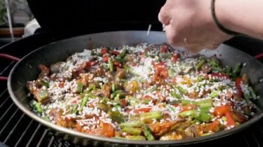 Paella pişirme videosunu kapat. 
