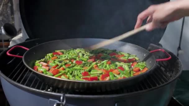 Close up video di cucinare una paella — Video Stock