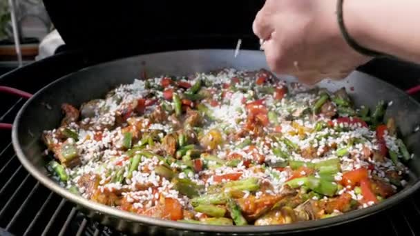 Close up vídeo de cozinhar uma paella — Vídeo de Stock