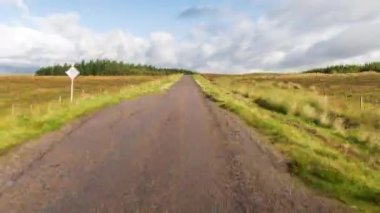 İskoçya dağlarında ileri ve geri sürat sürüşü