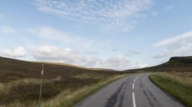 İskoçya dağlarında ileri ve geri sürat sürüşü