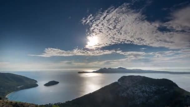 Video Loopable de nubes moviéndose en el cielo al amanecer en el Mediterráneo — Vídeos de Stock