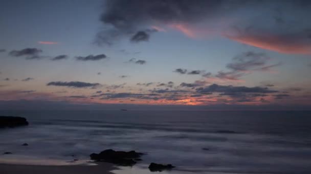 Відео про хмари, що рухаються в небі на заході сонця над атлантикою — стокове відео