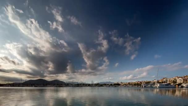 Loopbare video van wolken bewegen in de lucht in pollenca, Mallorca — Stockvideo