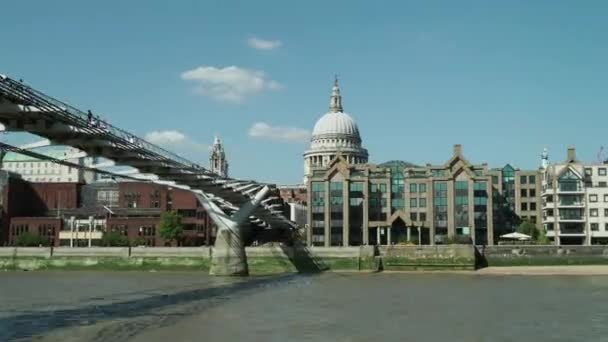 Lontoo kaupunki skyline joki thames pilvenpiirtäjiä risteily — kuvapankkivideo