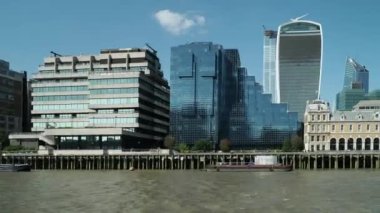 Londra City Skyline Nehri gökdelenleri gezdiriyor
