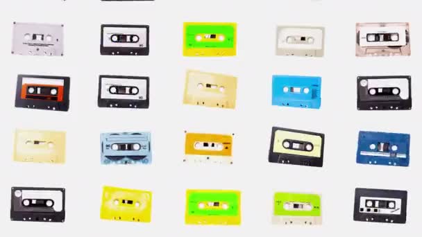 Stop beweging van verschillende cassettebandjes — Stockvideo