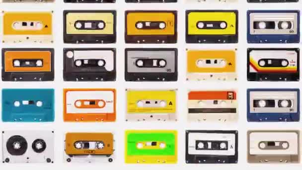 Stop beweging van verschillende cassettebandjes — Stockvideo