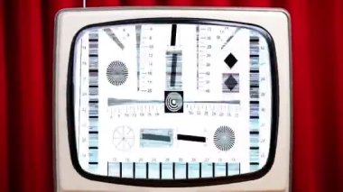 Kadife perdelere karşı teknik desenli retro televizyon