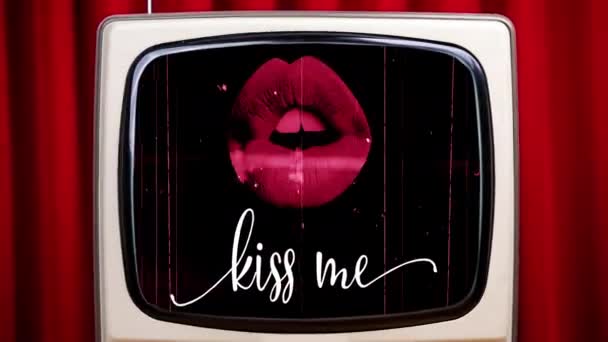 Słowa pocałuj mnie i czerwone usta pokazane na ekranie telewizora — Wideo stockowe