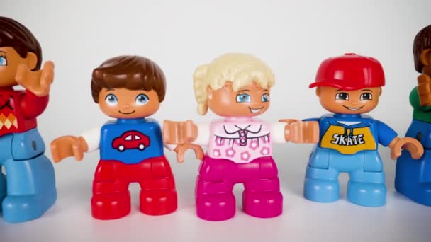 Figuras de brinquedo contra fundo branco — Vídeo de Stock