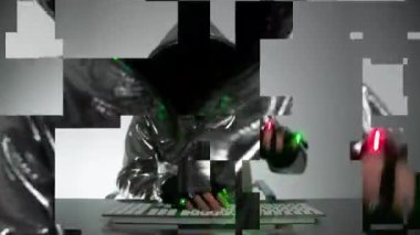 Gümüş ceketli bilgisayar korsanı.