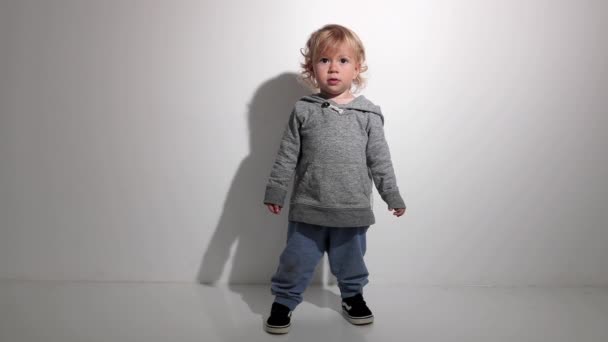 Bebé niña bailando alrededor — Vídeos de Stock