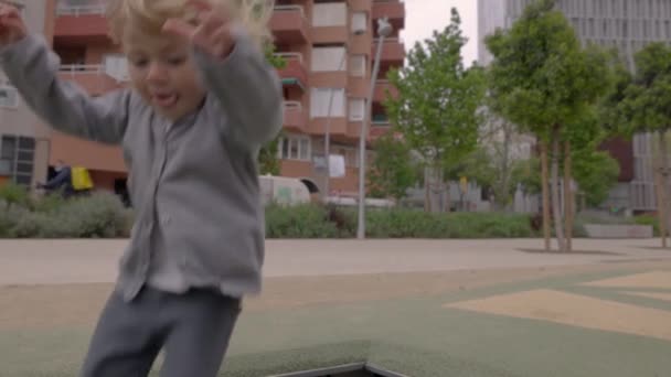 Младенец прыгает на батуте — стоковое видео