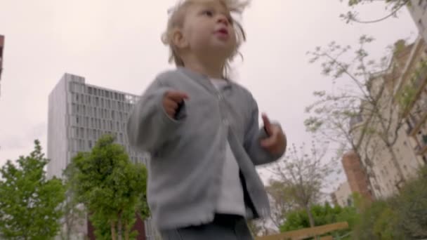 幼児女の子ジャンプオントランポリン — ストック動画