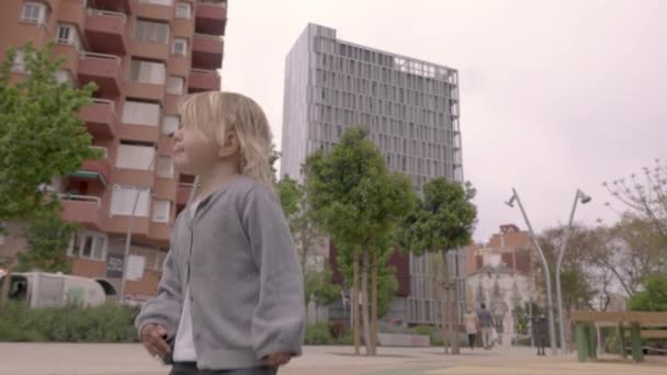 Menina infantil pulando no trampolim — Vídeo de Stock