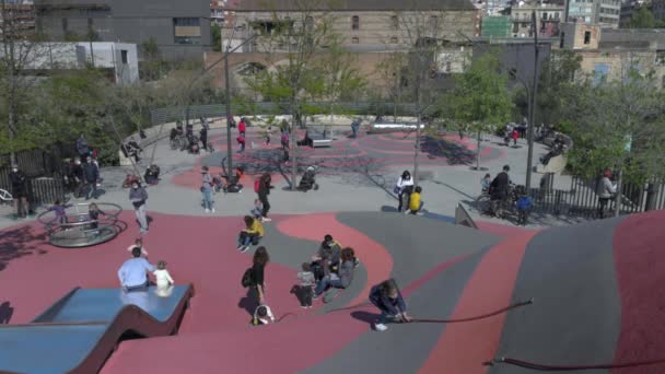 Park zabaw dla dzieci w Barcelonie — Wideo stockowe