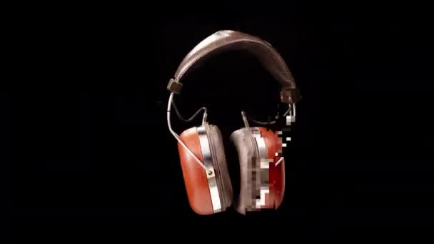 Casques vintage sur fond noir — Video