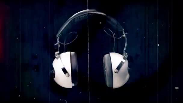 Auriculares vintage contra fondo negro — Vídeo de stock