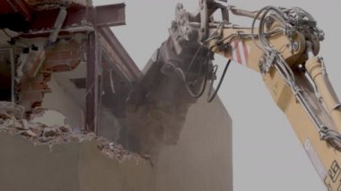 Eski bir bina yıkılıyor.