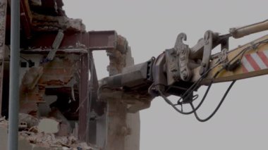 Eski bir bina yıkılıyor.