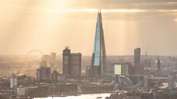 Zeitraffer der Themse und der Skyline Londons mit Sonnenstrahlen — Stockvideo