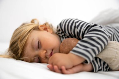 Genç kız uzanmış kestiriyor.