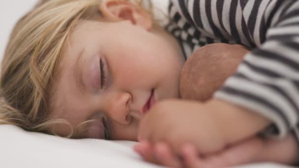 Jeune fille couchée pour une sieste — Video