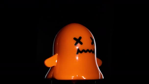 Wind-up arancione fantasma giocattolo che gira intorno — Video Stock