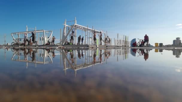 Outdoor-Fitnessraum am Strand in Barcelona — Stockvideo