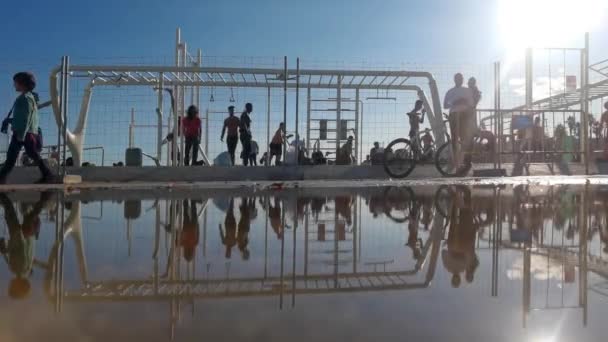 Ginásio ao ar livre na praia em barcelona — Vídeo de Stock