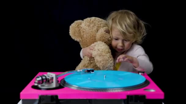 Djing niña pequeña con peluche — Vídeo de stock