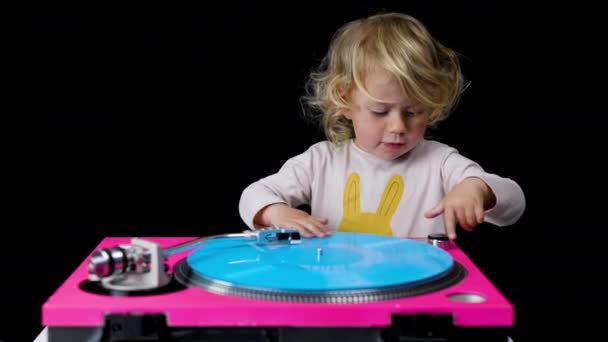 Djing niña pequeña con tocadiscos — Vídeos de Stock