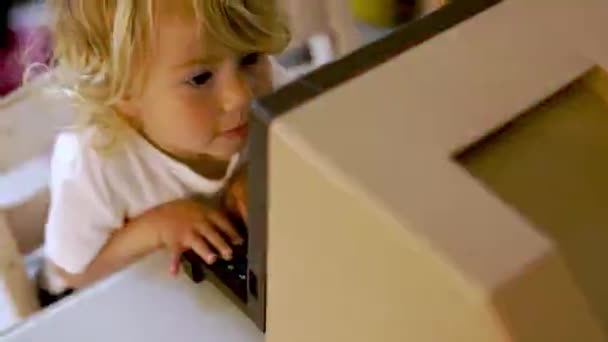 Маленькая девочка с винтажным компьютером — стоковое видео