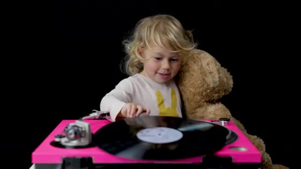 Djing liten flicka med nalle — Stockvideo