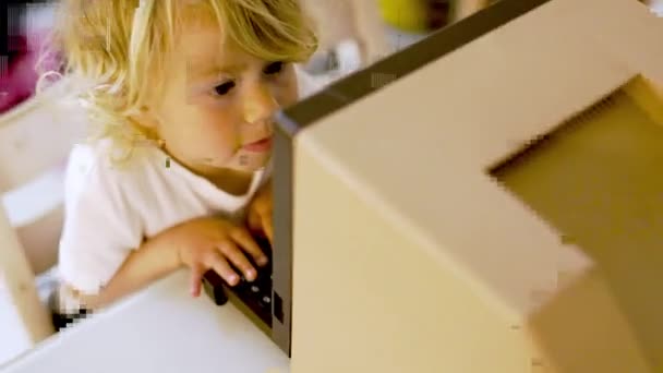 Menina pequena usando o computador vintage — Vídeo de Stock