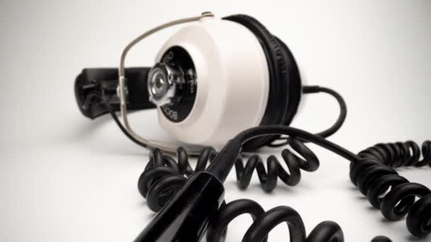 Vintage białe słuchawki makro — Wideo stockowe