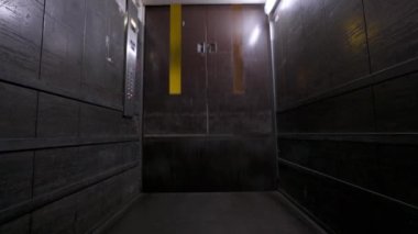 Kargo asansörü aşağı iniyor.