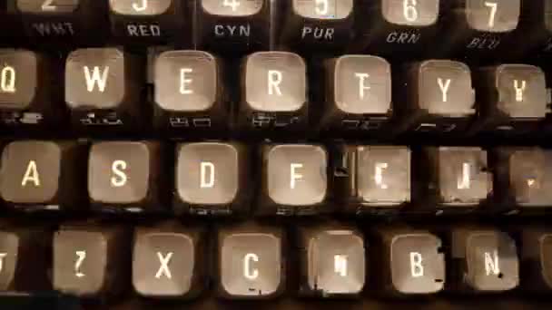 Macro video de teclado vintage — Vídeo de stock