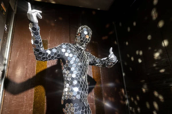 Espumante discosuit homem dançando em um elevador — Fotografia de Stock