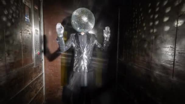 Mr Disco boll dansar i en hiss — Stockvideo