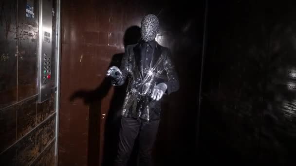 Jiskra maskovaný muž tančí ve výtahu — Stock video