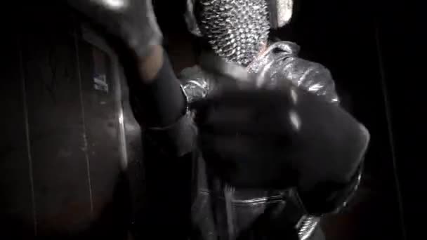 キラキラ仮面の男がリフトで踊る — ストック動画