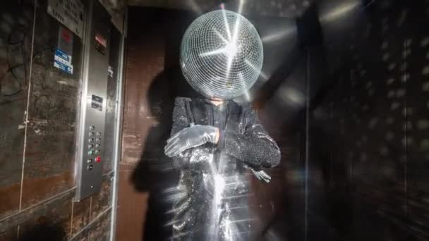 Herr Discokugel tanzt im Fahrstuhl — Stockvideo