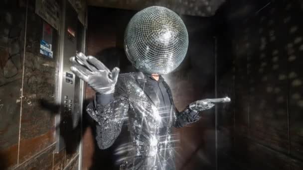 Pan disco ball tańczy w windzie — Wideo stockowe