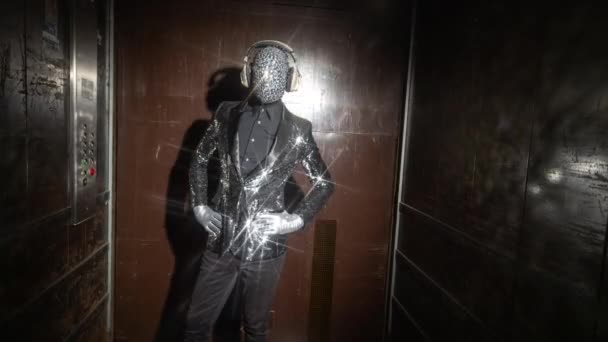 Sparkle zamaskowany człowiek stojący nieruchomo w windzie — Wideo stockowe
