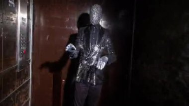 Asansörde dans eden maskeli adam.