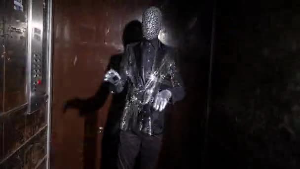 Funkelnder maskierter Mann tanzt in Fahrstuhl — Stockvideo